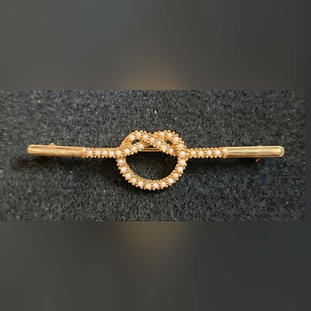 Ciner Pretzel Shaped Bar Pin